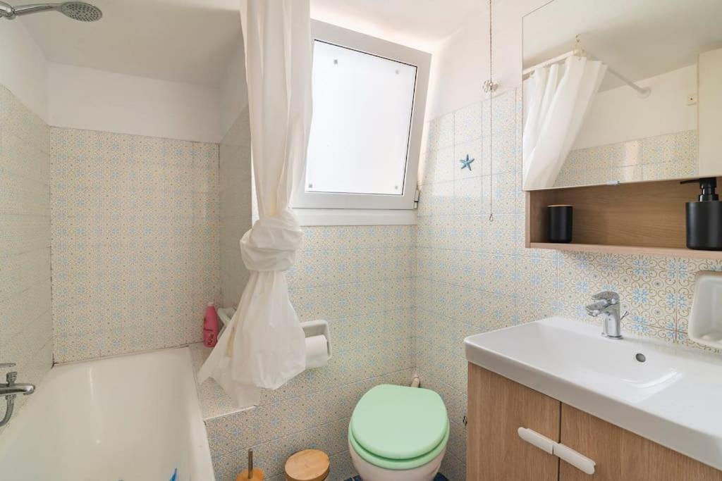 Top Floor Apartment At Petrolona With Big Balcony Atenas Exterior foto