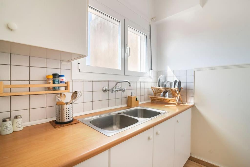 Top Floor Apartment At Petrolona With Big Balcony Atenas Exterior foto