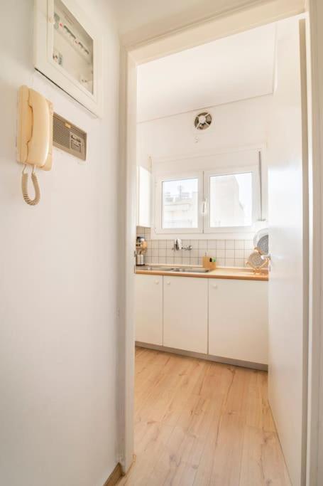 Top Floor Apartment At Petrolona With Big Balcony Atenas Exterior foto